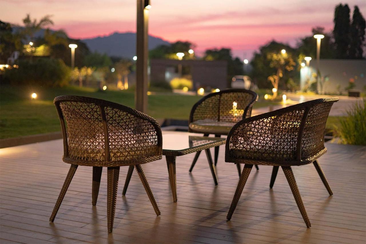 Stayvista'S Le Bon Horizon - Hillside Elegance With Chic Interiors, Poolside Serenity & Picturesque Gazebo - Proximity To Sula 나식 외부 사진