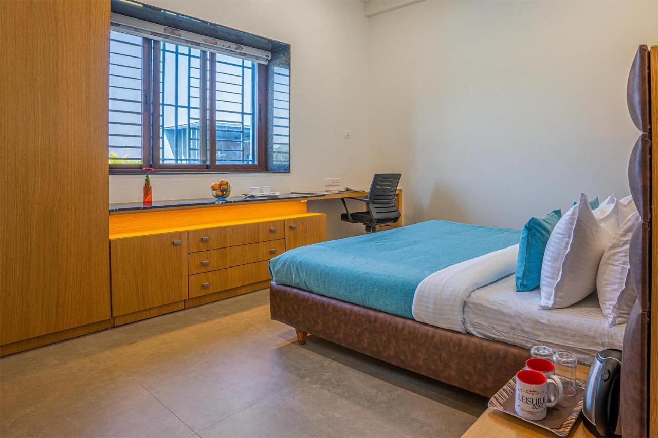 Stayvista'S Le Bon Horizon - Hillside Elegance With Chic Interiors, Poolside Serenity & Picturesque Gazebo - Proximity To Sula 나식 외부 사진