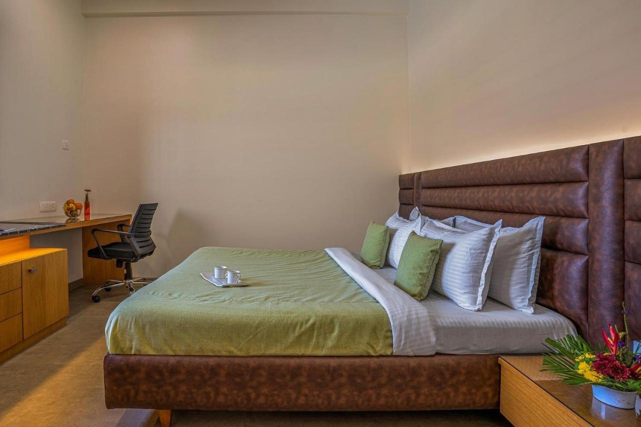 Stayvista'S Le Bon Horizon - Hillside Elegance With Chic Interiors, Poolside Serenity & Picturesque Gazebo - Proximity To Sula 나식 외부 사진