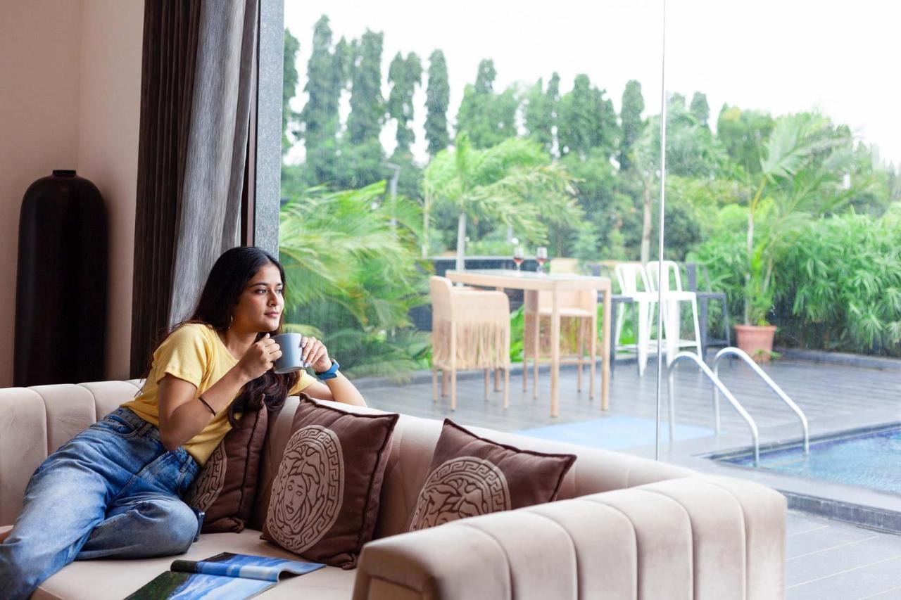 Stayvista'S Le Bon Horizon - Hillside Elegance With Chic Interiors, Poolside Serenity & Picturesque Gazebo - Proximity To Sula 나식 외부 사진