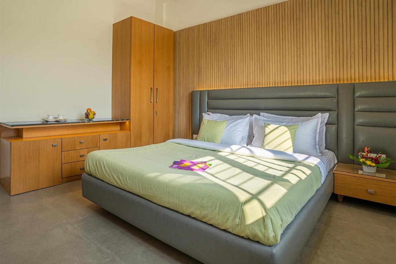 Stayvista'S Le Bon Horizon - Hillside Elegance With Chic Interiors, Poolside Serenity & Picturesque Gazebo - Proximity To Sula 나식 외부 사진
