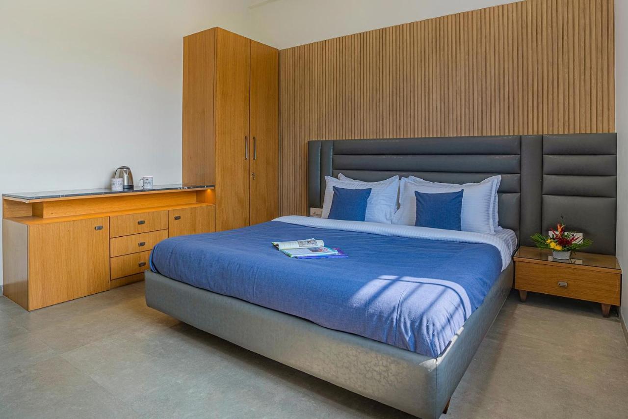 Stayvista'S Le Bon Horizon - Hillside Elegance With Chic Interiors, Poolside Serenity & Picturesque Gazebo - Proximity To Sula 나식 외부 사진