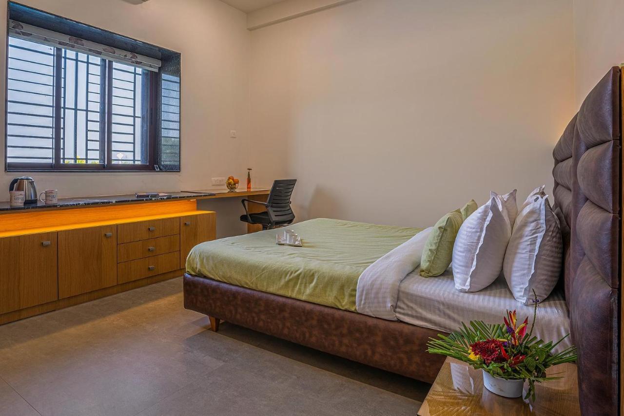 Stayvista'S Le Bon Horizon - Hillside Elegance With Chic Interiors, Poolside Serenity & Picturesque Gazebo - Proximity To Sula 나식 외부 사진