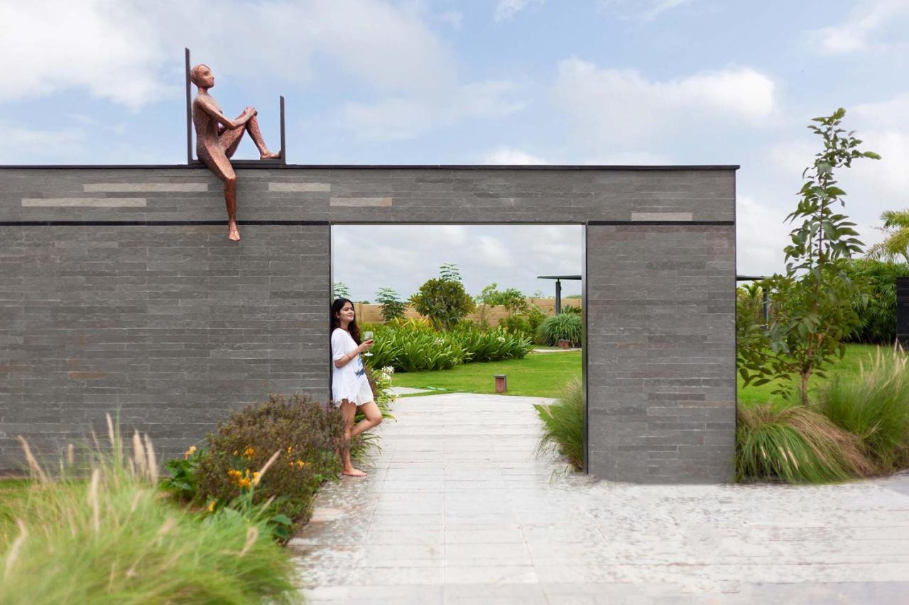 Stayvista'S Le Bon Horizon - Hillside Elegance With Chic Interiors, Poolside Serenity & Picturesque Gazebo - Proximity To Sula 나식 외부 사진