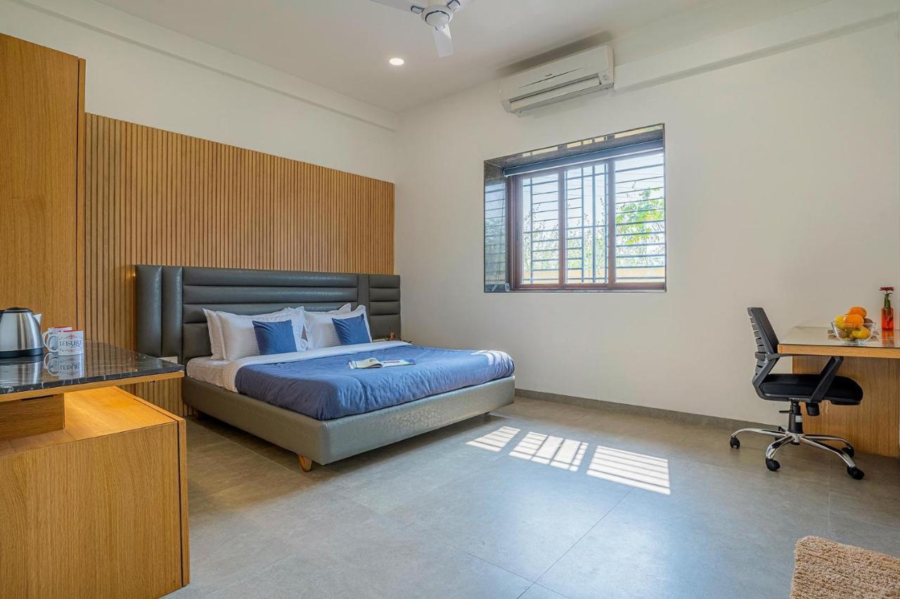 Stayvista'S Le Bon Horizon - Hillside Elegance With Chic Interiors, Poolside Serenity & Picturesque Gazebo - Proximity To Sula 나식 외부 사진