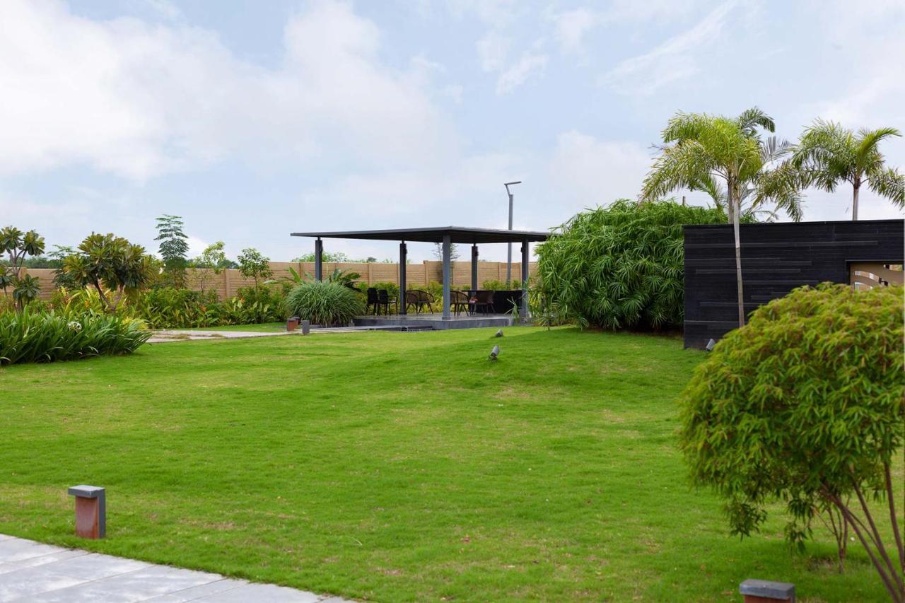 Stayvista'S Le Bon Horizon - Hillside Elegance With Chic Interiors, Poolside Serenity & Picturesque Gazebo - Proximity To Sula 나식 외부 사진